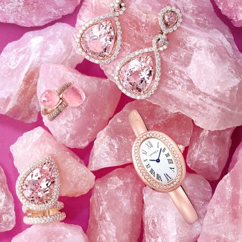 Photographie de bijoux de luxe sur fond rose monochrome avec diamants et pierres fines pour le magazine Doux joaillerie.