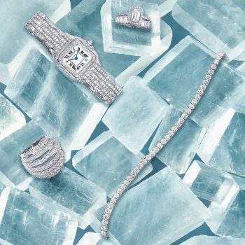 Photographie de joaillerie luxe en monochrome blanc mettant en scène diamants, alliances et montre haut de gamme.