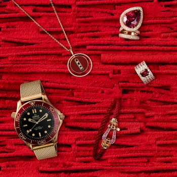Photographie de joaillerie monochrome rouge avec montre et bijoux sertis de diamants et pierres rouges pour un éditorial luxe.